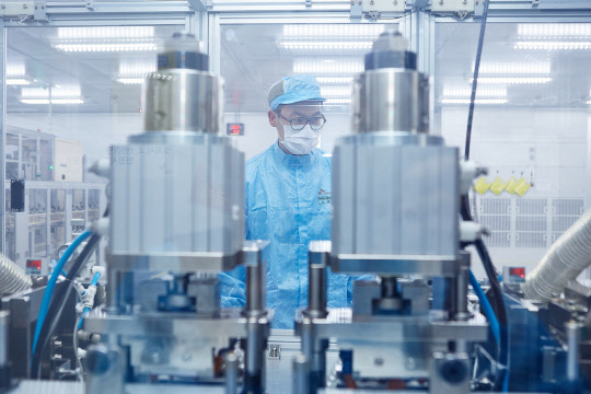 배터리 셀 생산과정을 지켜보고 있는 엔지니어.  SK이노베이션 제공